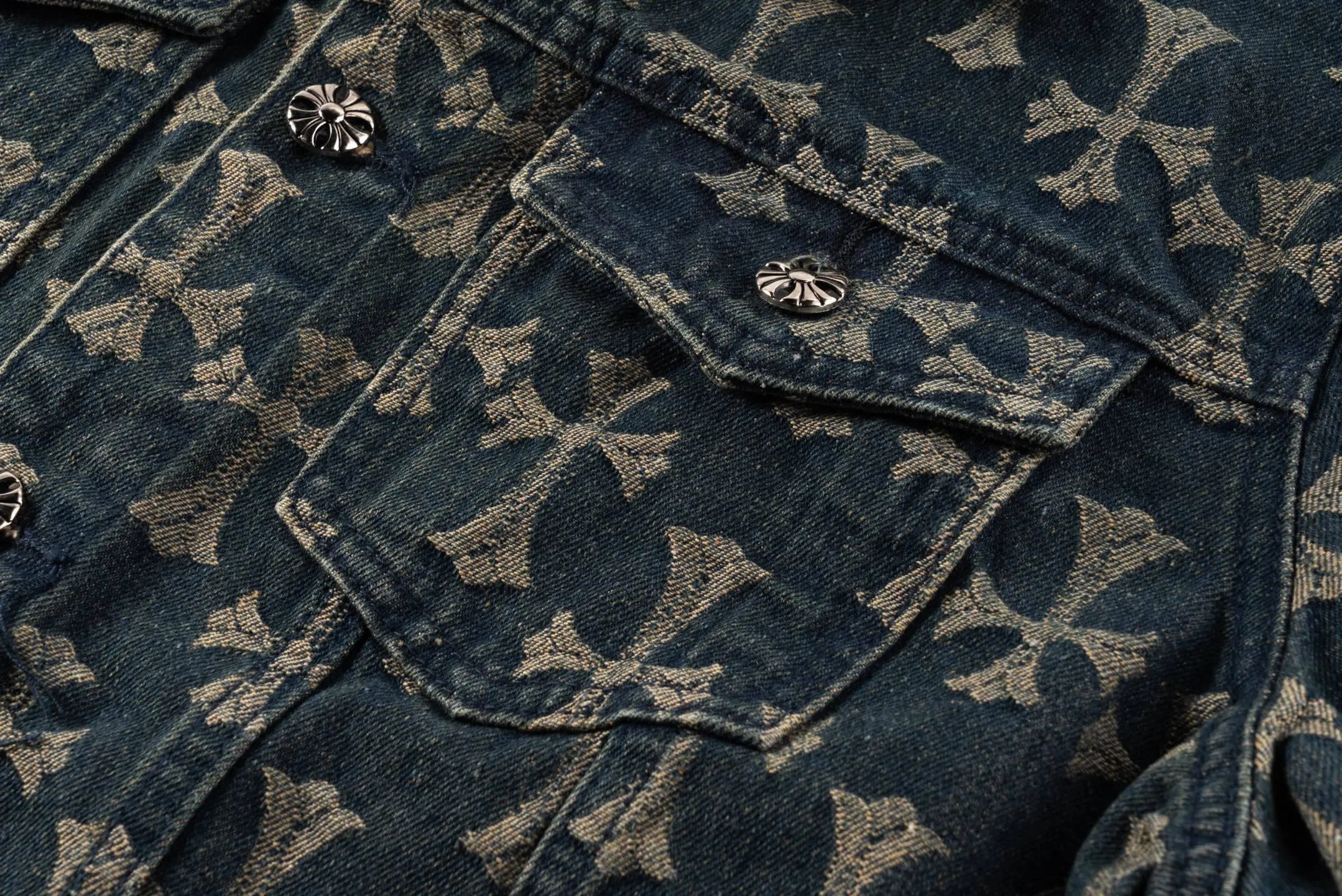 P240 Chrome Hearts | Chrome Hearts CH all-over printed jacquard denim jacket - 2024 autumn new product, the same style as the Internet celebrity star's cross-printed denim jacket, with unique cross design elements and all-over printing, full of design sense. It is made of 100% denim cotton fabric with heavy coarse yarn count, which ensures a stiff and tough silhouette while being soft, comfortable and breathable. The lapel is designed with silver buttons and is full of texture.  The classic dark yellow cross logo is all over the dress. It is generous and full of personality without being exaggerated. It is a perfect versatile style for spring and summer!    Custom hardware! Same style for couples!  Three standards are complete, the same style for men and women, non-market ordinary version, feel free to compare, the quality is absolutely guaranteed. Style number: 1651# Color: blue Size: S M L XL